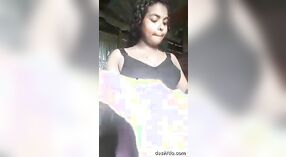 Una giovane ragazza del villaggio dall'India rivelando i suoi seni e stimolando se stessa 2 min 50 sec