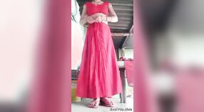 Seorang gadis pedesaan yang pemberani dan menakjubkan menanggalkan pakaian dan menghiasi saree, memamerkan ketiak dan area genitalnya yang belum dicukur. 2 min 20 sec