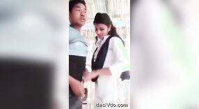 Bocah wadon saka Assam ing Guwahati melu nuroni karo kancane 2 min 40 sec