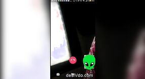 Una ragazza affascinante che rivela i suoi seni durante una video chat 1 min 30 sec