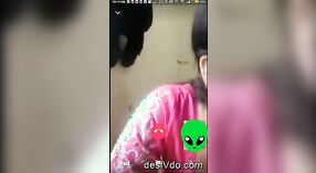 Une charmante fille dévoilant ses seins lors d'un chat vidéo 1 minute 40 sec