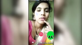 Uma garota encantadora revelando seus seios durante um bate-papo por vídeo 1 minuto 50 SEC