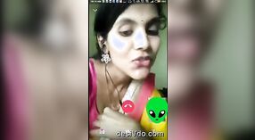 Una encantadora chica revelando sus pechos durante un video chat 2 mín. 00 sec