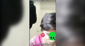 Uma garota encantadora revelando seus seios durante um bate-papo por vídeo 2 minuto 40 SEC