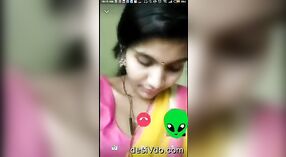 Una encantadora chica revelando sus pechos durante un video chat 2 mín. 50 sec