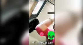 一个迷人的女孩在视频聊天中露出乳房 3 敏 20 sec