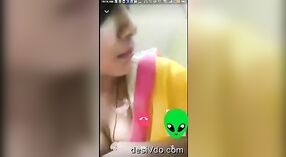 Una encantadora chica revelando sus pechos durante un video chat 3 mín. 50 sec