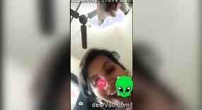 Una ragazza affascinante che rivela i suoi seni durante una video chat 0 min 0 sec