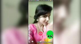 Seorang gadis menawan memperlihatkan payudaranya selama obrolan video 0 min 30 sec