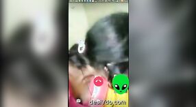 Una encantadora chica revelando sus pechos durante un video chat 0 mín. 40 sec