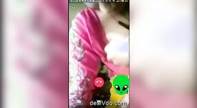 Seorang gadis menawan memperlihatkan payudaranya selama obrolan video 1 min 10 sec