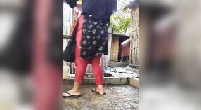 Dos clips fusionados de Bhabi bañándose en secreto en una aldea rural india 2 mín. 10 sec