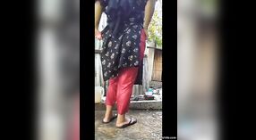 Dua klip digabung dari Bhabi mandi rahasia di desa pedesaan India 2 min 20 sec