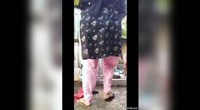 Deux clips fusionnés de bain secret Bhabi dans un village rural indien 3 minute 10 sec