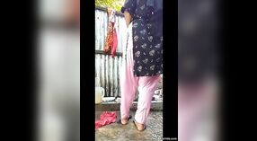 Deux clips fusionnés de bain secret Bhabi dans un village rural indien 3 minute 20 sec