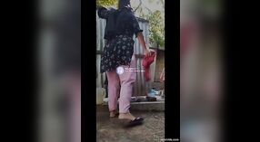 Dua klip digabung dari Bhabi mandi rahasia di desa pedesaan India 3 min 30 sec