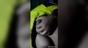 诱人的印度少女露出她的乳房和湿润的私密区域 0 敏 0 sec