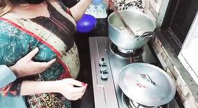 Ibu rumah tangga Indonesia masak nalika bojone seneng karo dheweke ing Hindi 0 min 0 sec