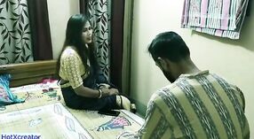 Desi housewife se livre à des relations sexuelles torrides avec un prêteur d'argent dans une série Web indienne 1 minute 50 sec