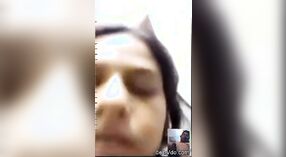 Chica india hace alarde de sus pechos frente a su novio en video 1 mín. 40 sec