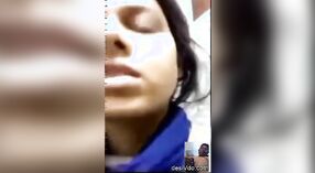 Gadis India nggambarake dada ing ngarepe pacar ing video 1 min 50 sec