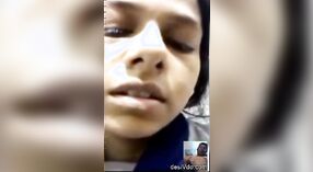 Indian Girl zur Schau stellt ihre Brüste vor Freund in Video zur Verfügung 2 min 00 s