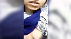 Gadis India nggambarake dada ing ngarepe pacar ing video 1 min 00 sec