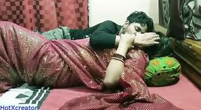 Bojo India Amatir seneng hasrat Sex Honeymoon Sex! Mbuwang klambi tradisional dheweke lan nembus dheweke! 4 min 20 sec