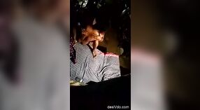 Um casal em uma comunidade rural se envolve em atividade sexual à noite 1 minuto 40 SEC