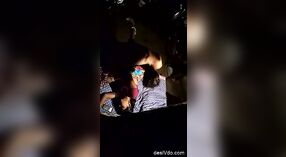 Um casal em uma comunidade rural se envolve em atividade sexual à noite 2 minuto 50 SEC