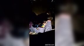 Una pareja en una comunidad rural se involucra en actividades sexuales por la noche 0 mín. 0 sec