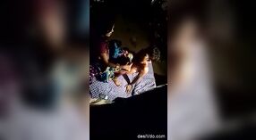 Una pareja en una comunidad rural se involucra en actividades sexuales por la noche 0 mín. 40 sec