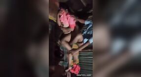 Desi乡村女孩在这段视频中搞砸了 1 敏 20 sec