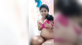 Adorable niña india se desnuda y se da placer en un nuevo video 0 mín. 0 sec