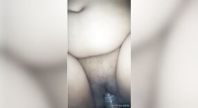 Curvy Ấn Độ bà nội trợ cho một gợi cảm blowjob và được thâm nhập 1 tối thiểu 10 sn