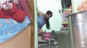 Desi Housewifeは立っているフェラチオを与え、エピソード1で夫からフェイシャルを受け取ります 2 分 10 秒