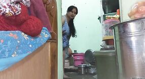 Ibu rumah tangga Desi memberikan blowjob berdiri dan menerima facial dari suami di episode 1 0 min 0 sec