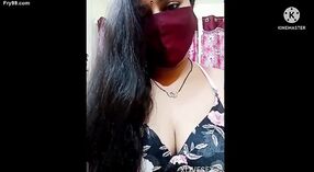 Seorang wanita India dewasa dari Karnataka memamerkan payudaranya dan memijat dirinya sendiri dengan minyak sensual 1 min 50 sec