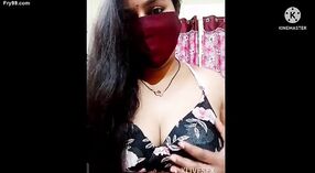 Une femme indienne mature du Karnataka exhibe ses seins et se fait un massage sensuel à l'huile 2 minute 00 sec