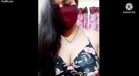 Seorang wanita India dewasa dari Karnataka memamerkan payudaranya dan memijat dirinya sendiri dengan minyak sensual 2 min 20 sec