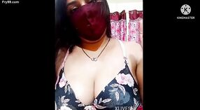 Een Rijpe Indiase vrouw uit Karnataka toont haar borsten en geeft zichzelf een sensuele oliemassage 4 min 00 sec