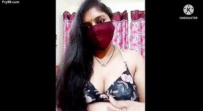 Une femme indienne mature du Karnataka exhibe ses seins et se fait un massage sensuel à l'huile 0 minute 0 sec