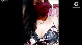 Een Rijpe Indiase vrouw uit Karnataka toont haar borsten en geeft zichzelf een sensuele oliemassage 0 min 30 sec