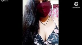 Een Rijpe Indiase vrouw uit Karnataka toont haar borsten en geeft zichzelf een sensuele oliemassage 0 min 50 sec