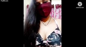 Seorang wanita India dewasa dari Karnataka memamerkan payudaranya dan memijat dirinya sendiri dengan minyak sensual 1 min 10 sec