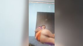 Indyjski gospodyni domowa exposes jej piersi i genitalia w a Telugu wideo 0 / min 0 sec