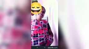 Indiano casalinga flaunts lei seni a lei partner attraverso video chiamata 0 min 0 sec