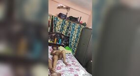 Un couple indien passionné s'engageant dans une activité sexuelle intense 0 minute 30 sec