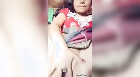 Un Indiano ragazza stimulating lei glabro vagina 1 min 30 sec