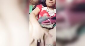 Una niña india estimulando su vagina sin pelo 2 mín. 20 sec